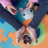  Meli Cat-shaped snack bowl with cookies.